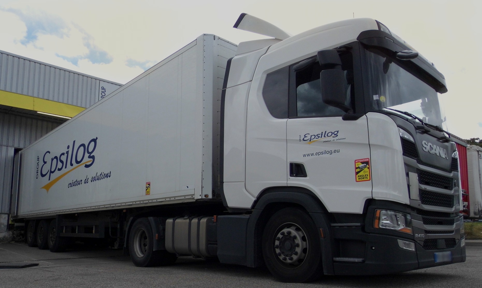 Camion Scania Epsilog devant la plateforme de Mions
